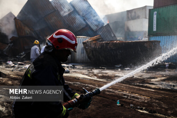 هشتمین روز از انفجار در بندر شهید رجایی؛ روایتی از دل آتش، دود و دلهره