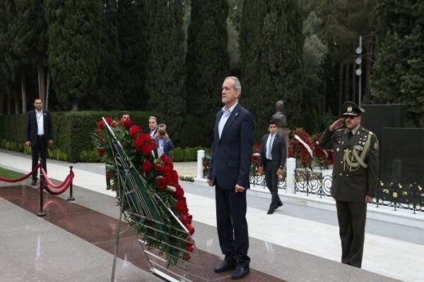 Pezeshkian pays tribute to Heydar Aliyev, January 20 martyrs