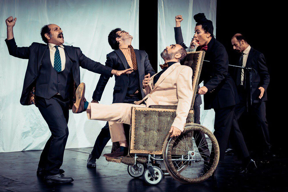 شیفتگی جامعه امروز را کور کرده است؛ الاغهایی که عاشق طاووس شدند!