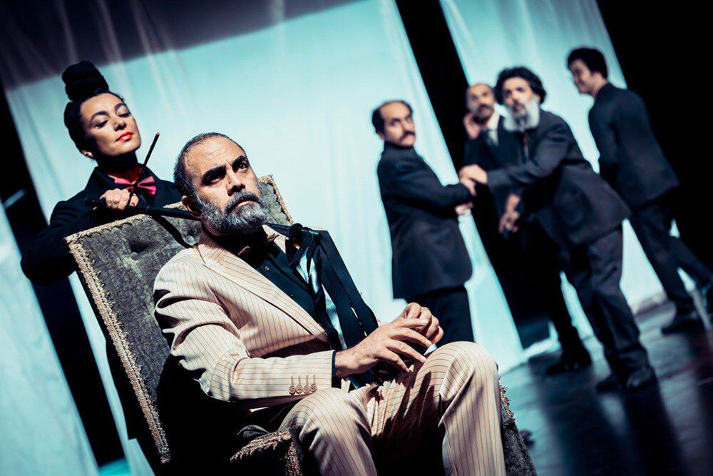 شیفتگی جامعه امروز را کور کرده است؛ الاغهایی که عاشق طاووس شدند!