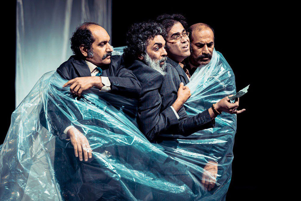 شیفتگی جامعه امروز را کور کرده است؛ الاغهایی که عاشق طاووس شدند!