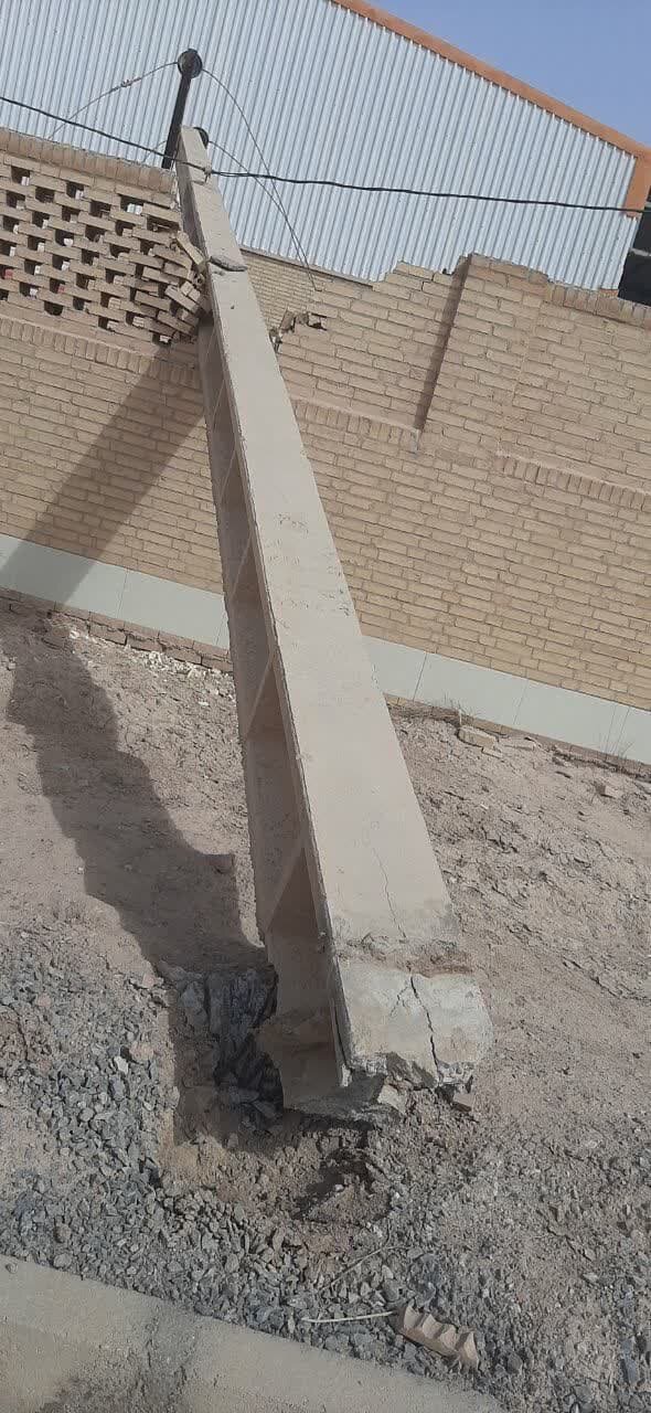 طوفان شدید باعث خسارت به شبکه برق میبد شد