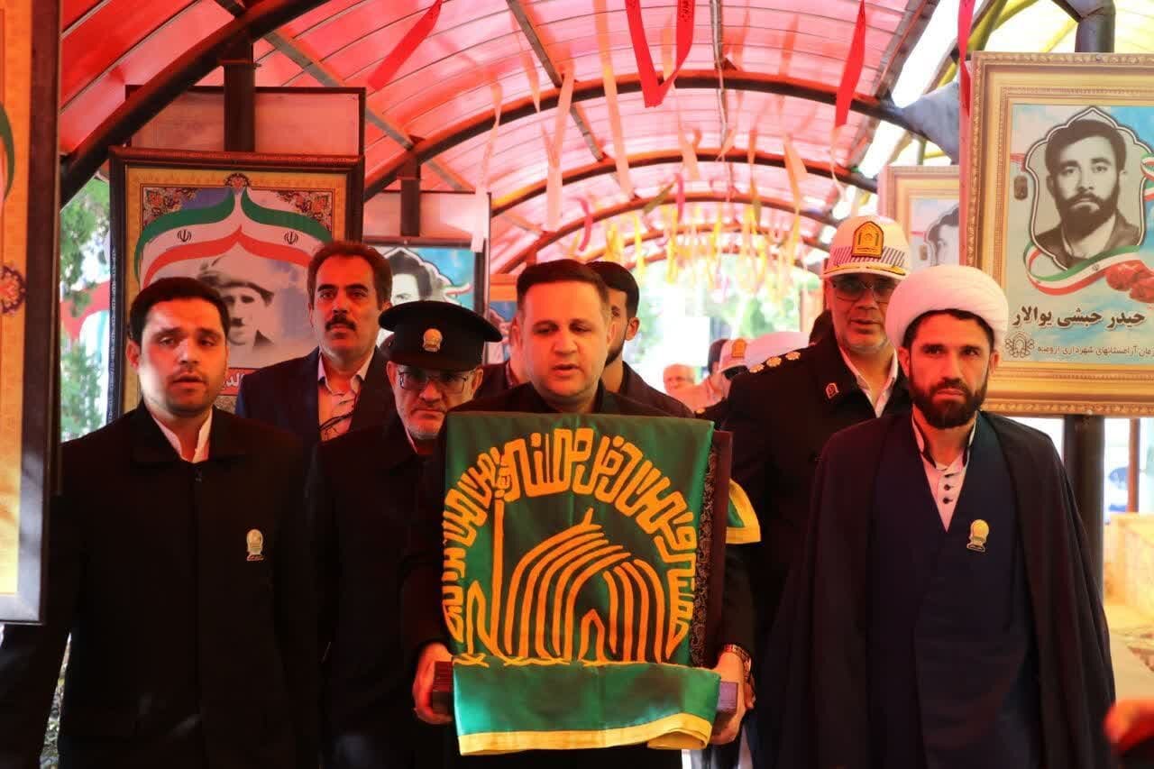 اهتزاز پرچم امام رضا به مناسبت آغاز دهه کرامت در ارومیه