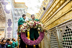 ضریح مطهر حضرت فاطمه معصومه(س) گل‌آرایی شد