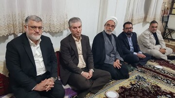 سفر معتمدیان به پاکدشت با ادای احترام به خانواده شهید مرادی آغاز شد