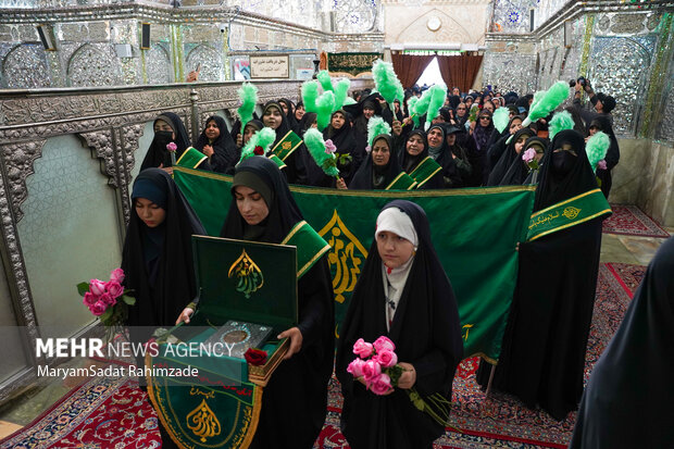 دختران شیرازی روز دختر را در حرم شاهچراغ (ع) جشن گرفتند