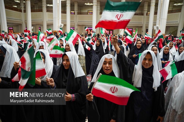 دختران شیرازی روز دختر را در حرم شاهچراغ (ع) جشن گرفتند