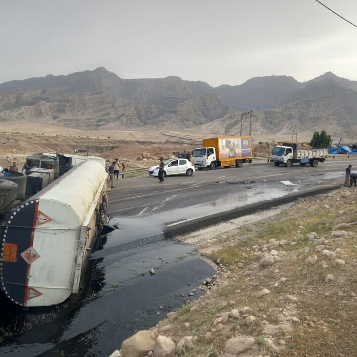 واژگونی تریلر نفتکش در محور پلدختر - اندیمشک؛ جاده ترانزیتی مسدود شد