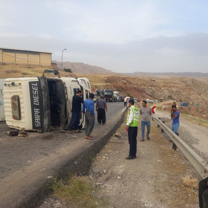 واژگونی تریلر نفتکش در محور پلدختر - اندیمشک؛ جاده ترانزیتی مسدود شد