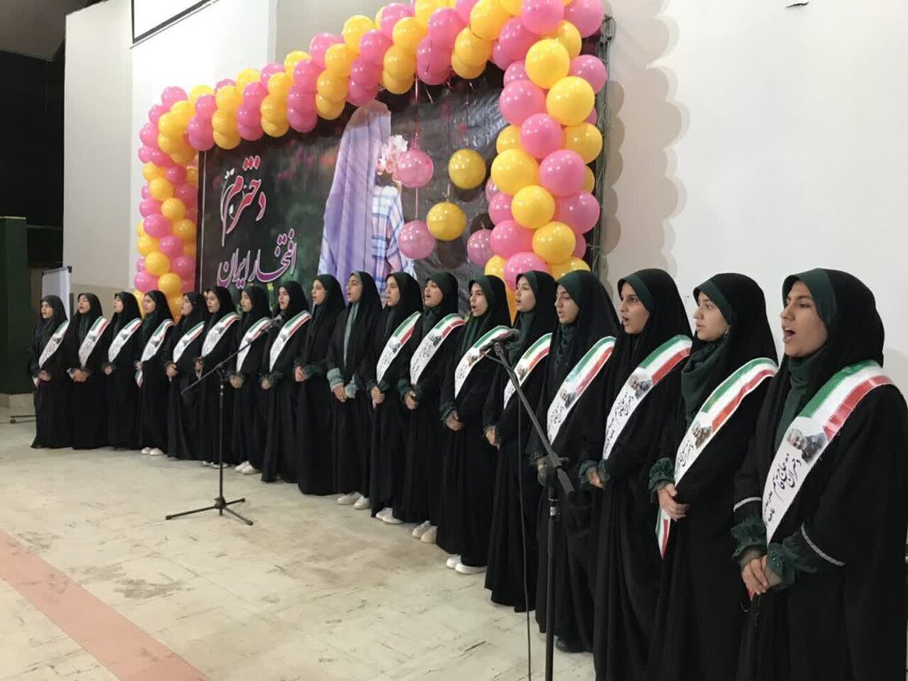 دختران جامعه پایبند ارزشهای اسلامی باشند