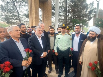 استاندار تهران به مقام شامخ شهدای پاکدشت ادای احترام کرد