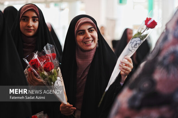 گردهمایی دانشجویان دختر در حرم حضرت معصومه(س)
