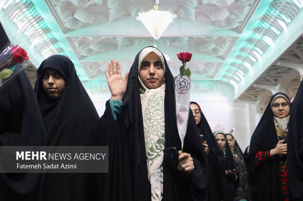 گردهمایی دانشجویان دختر در حرم حضرت معصومه(س)