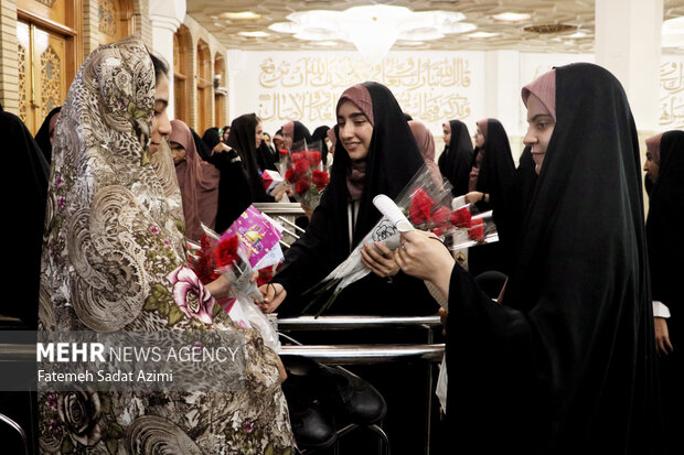 گردهمایی دانشجویان دختر در حرم حضرت معصومه(س)