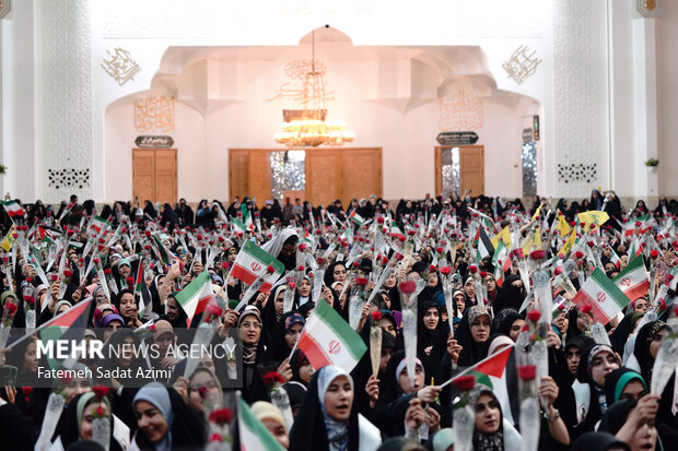 گردهمایی دانشجویان دختر در حرم حضرت معصومه(س)