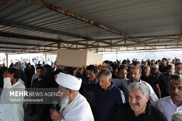 تشییع پیکر جانباخته حادثه بندر شهید رجایی در روستای سرخون