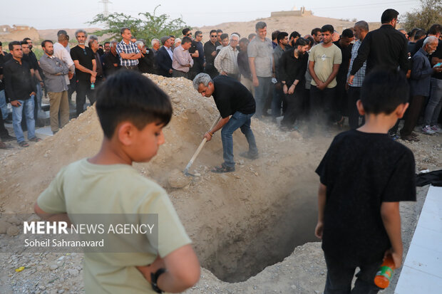 تشییع پیکر جانباخته حادثه بندر شهید رجایی در روستای سرخون