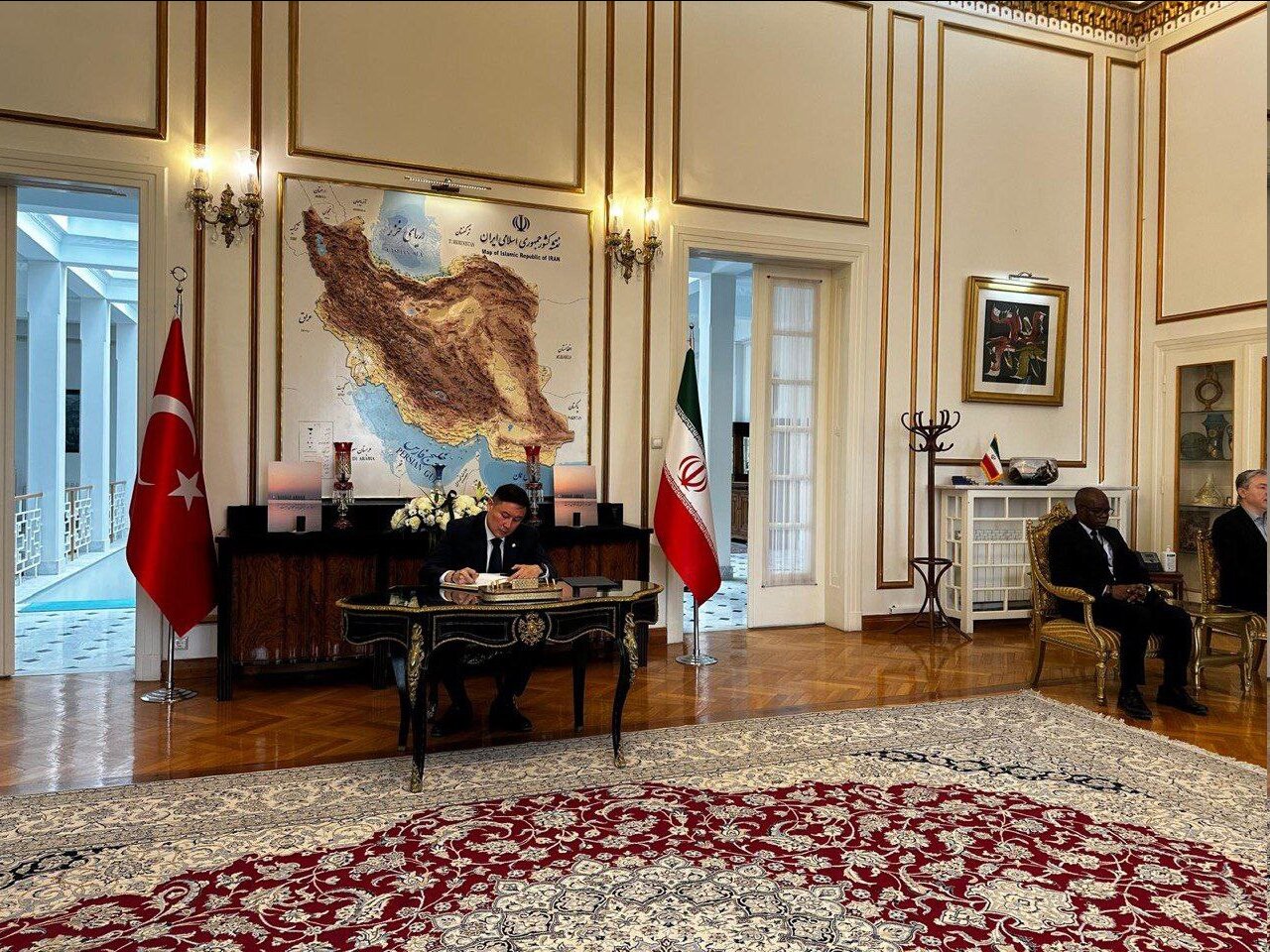 Türk yetkililerden İran’a başsağlığı ziyareti (+foto)