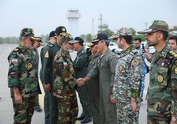 قائد الجيش الايراني يتفقد القاعدة الجوية في دزفول