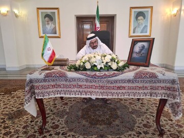 وزير دولة الامارات للشؤون الخارجية يوقع سجل التعازي بضحايا ميناء الشهيد رجائي