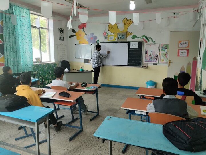 آخرین بهار مدرسه ای در بلندای البرز؛ یک روز با تنها معلم روستا آخرین بهار مدرسه ای در بلندای البرز؛ یک روز با تنها معلم روستا