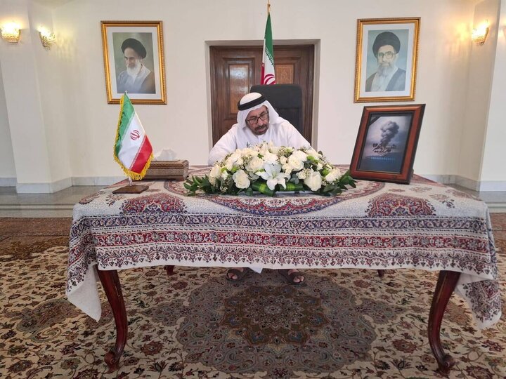وزير دولة الامارات للشؤون الخارجية يوقع سجل التعازي بضحايا ميناء الشهيد رجائي