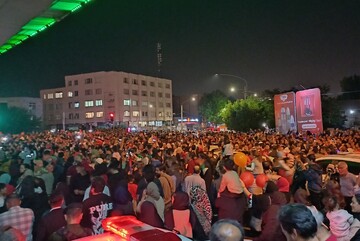 گردهمایی بی نظیر هواداران تراکتور در نصف راه تبریز