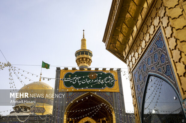 فضاآرایی و نصب کتیبه در حرم مطهر امام رضا (ع)