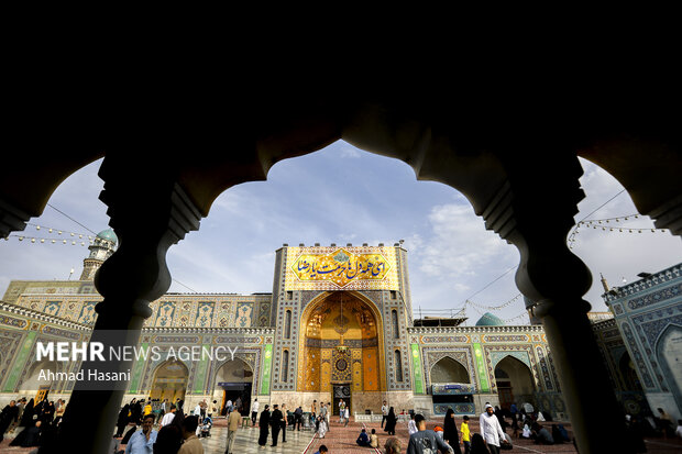 فضاآرایی و نصب کتیبه در حرم مطهر امام رضا (ع)