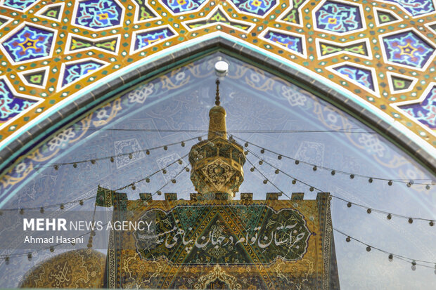 فضاآرایی و نصب کتیبه در حرم مطهر امام رضا (ع)