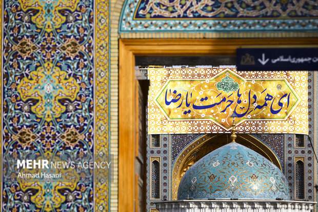 فضاآرایی و نصب کتیبه در حرم مطهر امام رضا (ع)