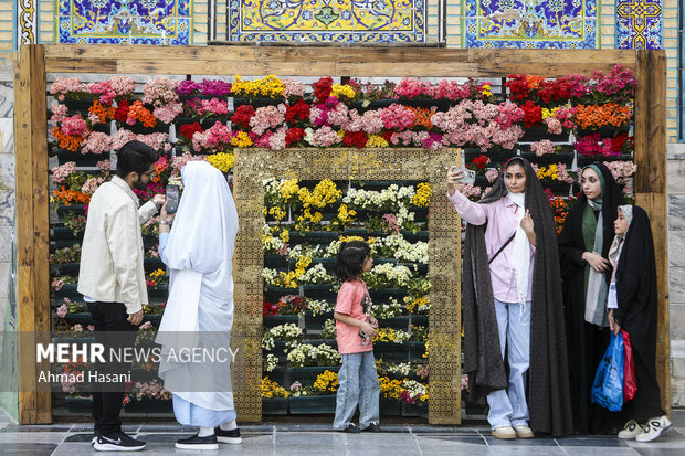 فضاآرایی و نصب کتیبه در حرم مطهر امام رضا (ع)