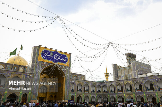 فضاآرایی و نصب کتیبه در حرم مطهر امام رضا (ع)