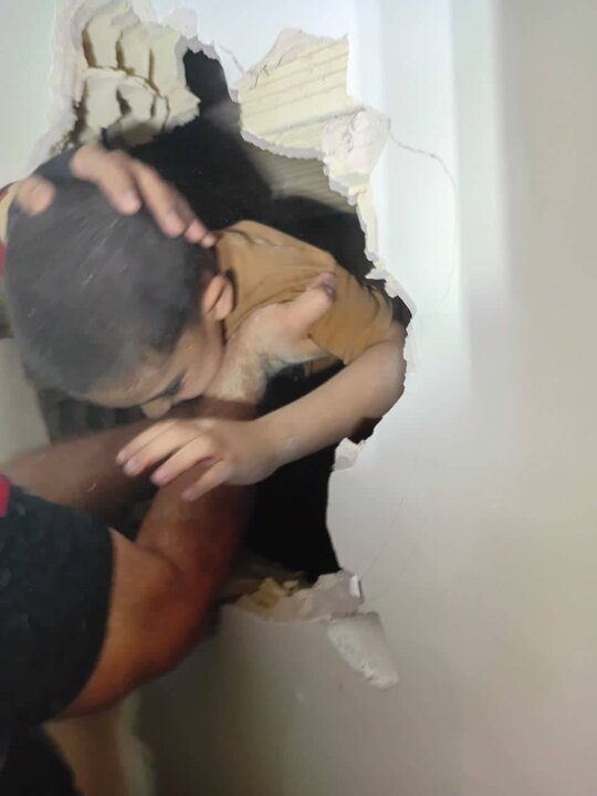 نجات معجزه آسای یک کودک پنج ساله گرفتار در درز انقطاع۲ ساختمان
