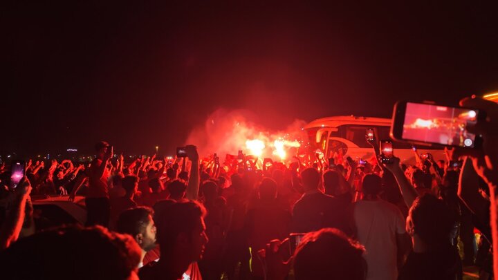 آتش بازی هواداران تراکتور در تبریز