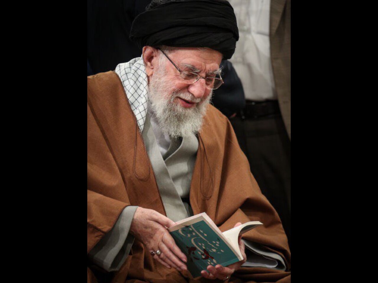 اهدای «پیشانینوشت» به مقام معظم رهبری در دیدار شاعران