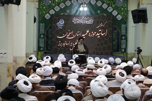 تجلیل از ۱۴ استاد برتر و ۱۰۰ استاد ممتاز حوزه علمیه اصفهان