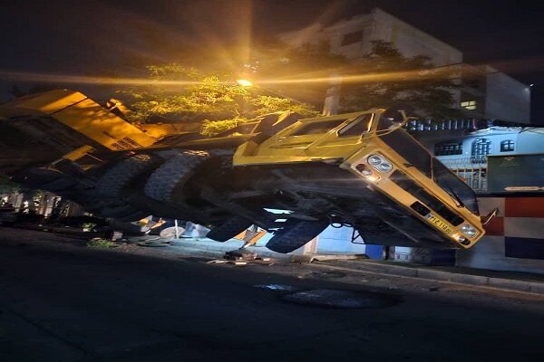 واژگونی جرثقیل ۶۰ تنی در تهران+ عکس