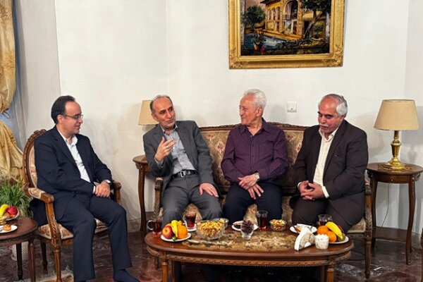 سرپرست دانشگاه تهران به دیدار استاد پیشکسوت دامپزشکی رفت