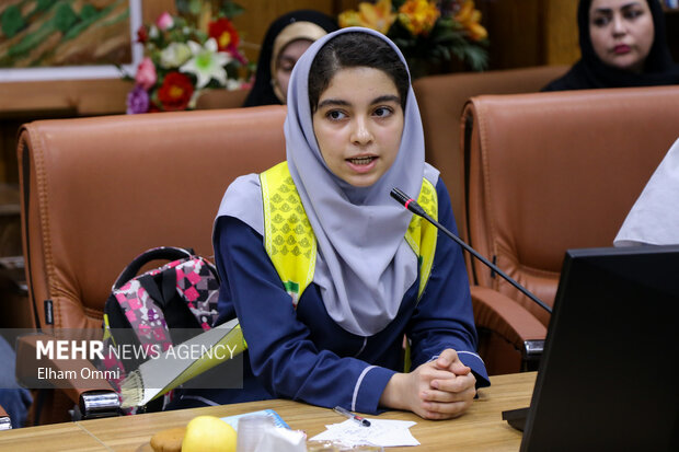 دیدار دختران نخبه کردستان با استاندار