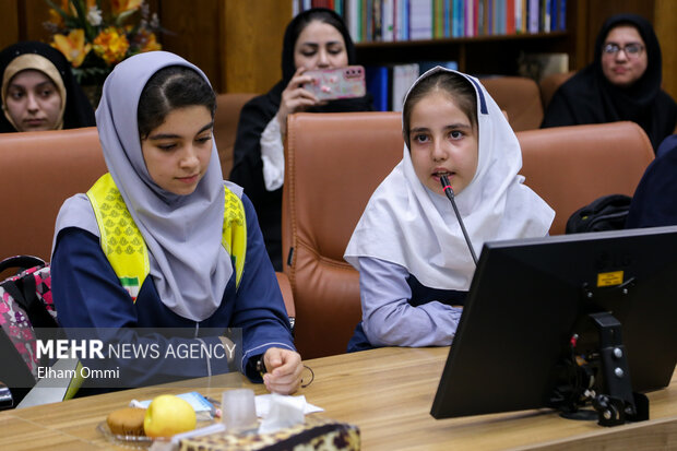 دیدار دختران نخبه کردستان با استاندار