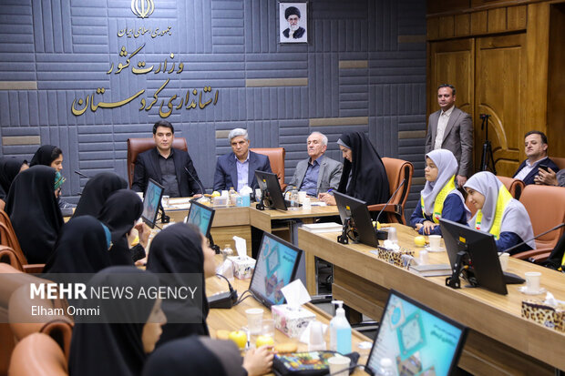 دیدار دختران نخبه کردستان با استاندار