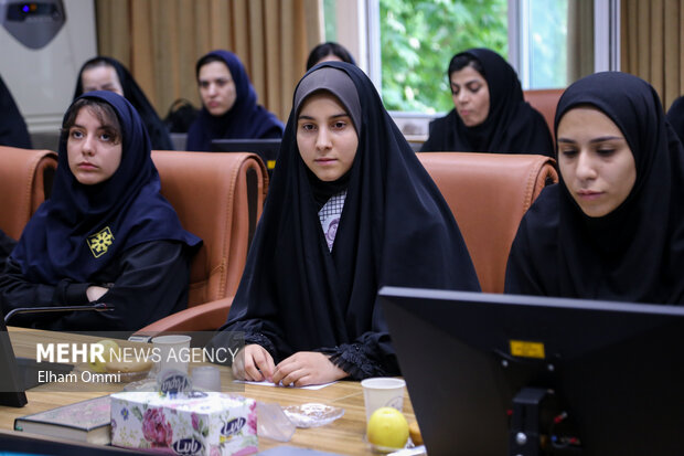 دیدار دختران نخبه کردستان با استاندار