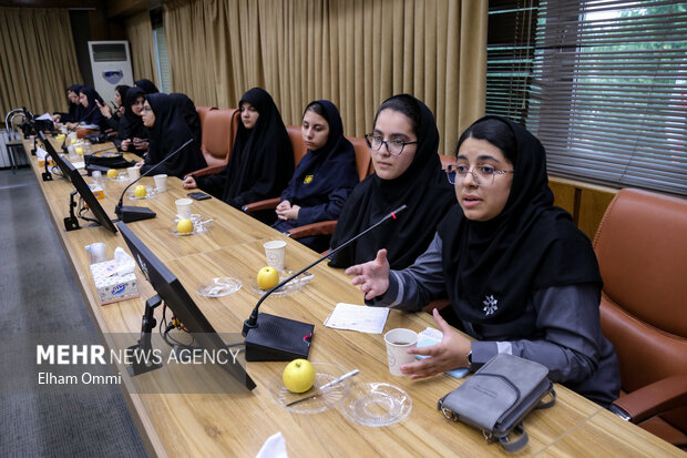 دیدار دختران نخبه کردستان با استاندار