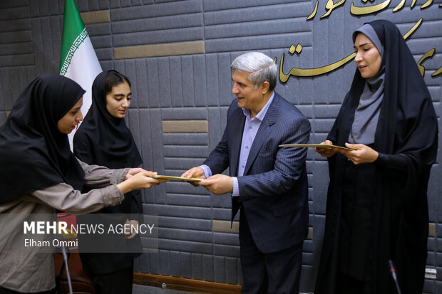 دیدار دختران نخبه کردستان با استاندار