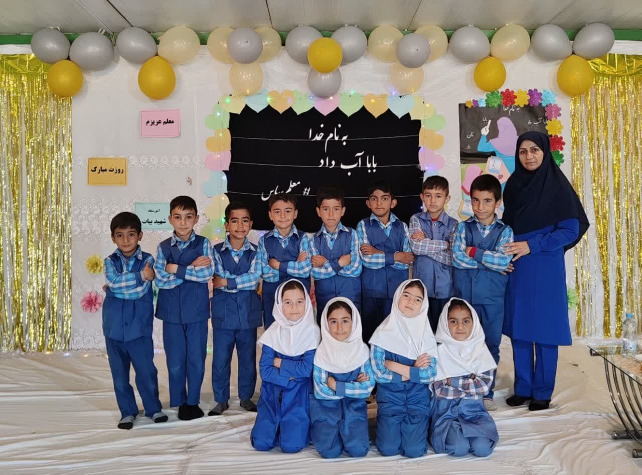 معلمان، پرچم‌داران توسعه و پایه‌گذاران تمدن انسانی