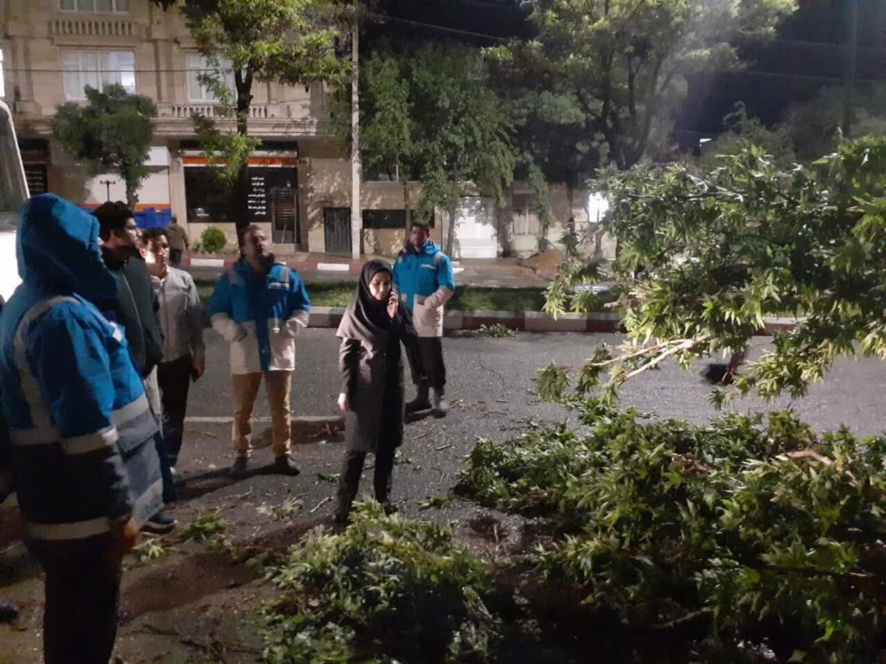 بازدیدشبانه معاون عمرانی فرمانداری صحنه ازعملیات جمعآوری درختان شکسته