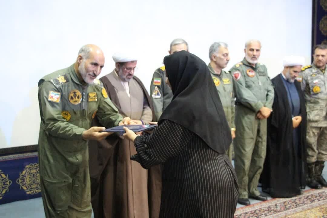 آئین بزرگداشت مقام معلم در مرکز آموزش هوانیروز اصفهان برگزار شد آئین بزرگداشت مقام معلم در مرکز آموزش هوانیروز اصفهان برگزار شد