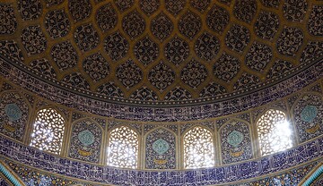 مسجد شیخ لطف‌الله در اصفهان مزین به کتیبه های ثلث علیرضا عباسی