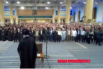 لحظة دخول قائد الثورة إلى حسينية الإمام الخميني (رض) ولقائه مع وكلاء الحج